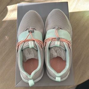 ✨New in box✨ Vionic Berlin sneakers